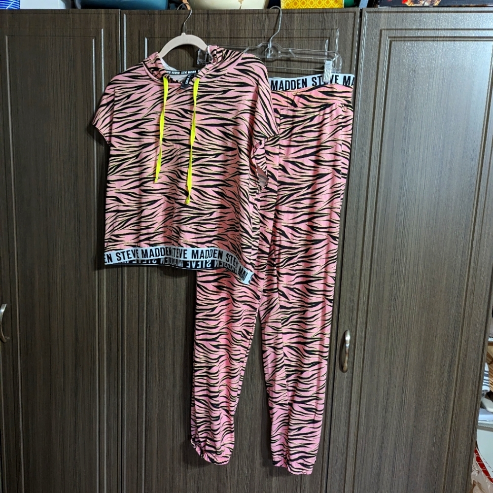 Steve Madden Women's 2 Piece Animal Print Lounge Pajama. Set size XL